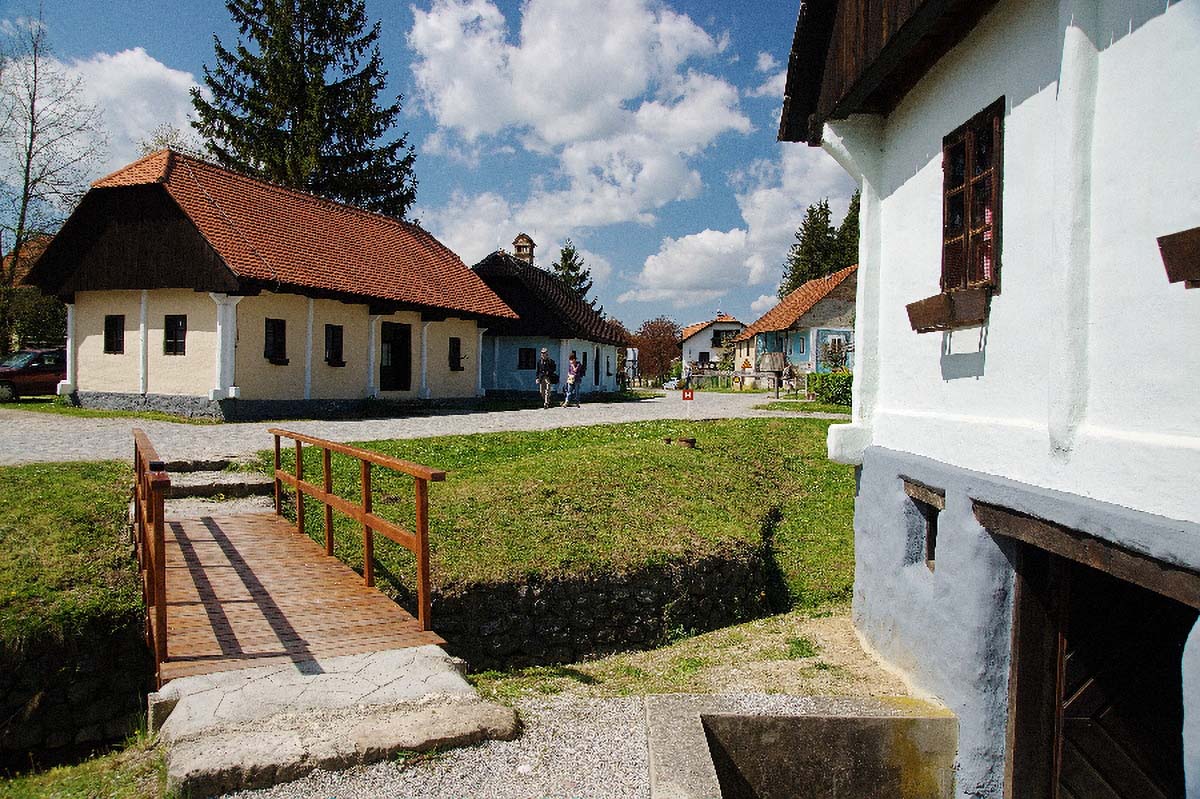 KUMROVEC23 20 04 08